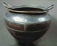 bronze cauldron 7thC bc.JPG (84533 bytes)